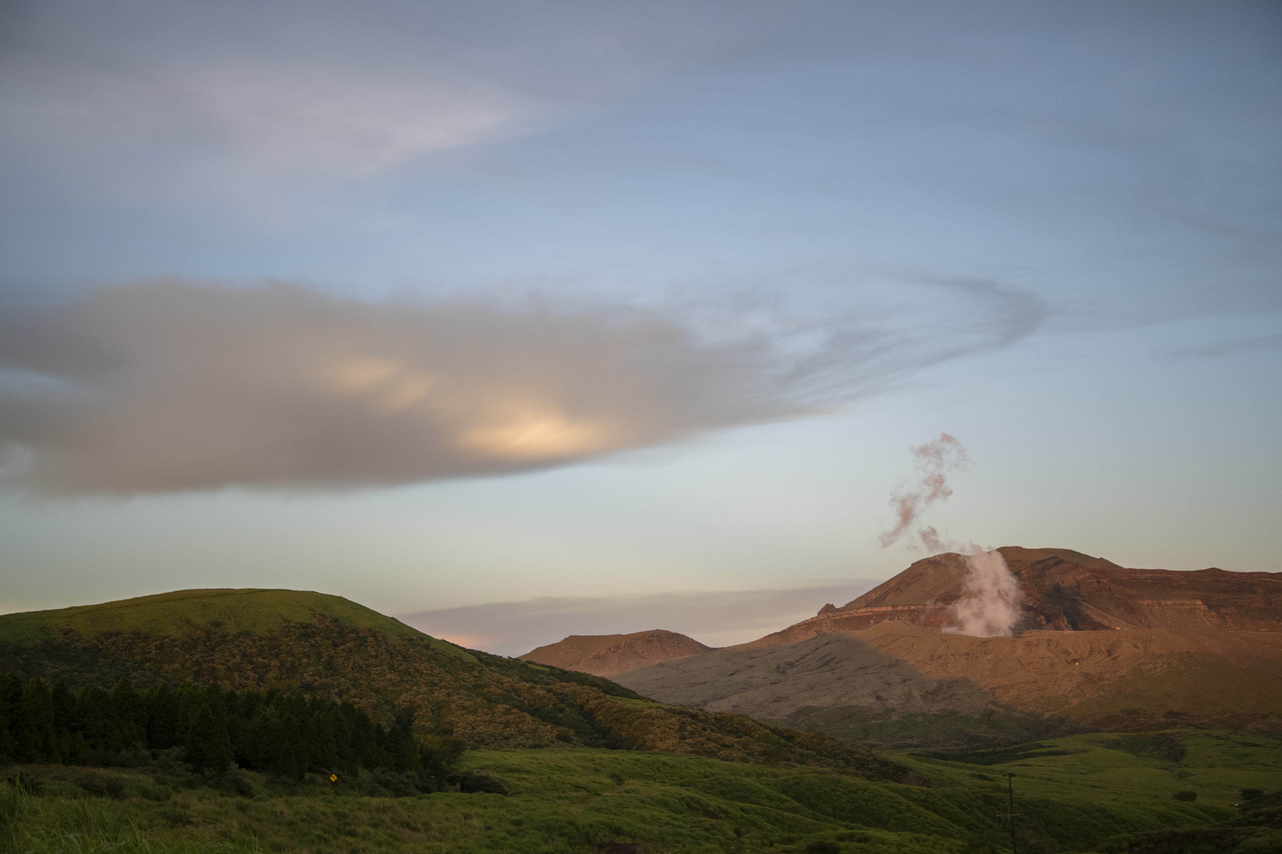 阿蘇山の夕暮れ春 夕日」Sundown in Mount Aso｜阿蘇山上ビジターセンター
