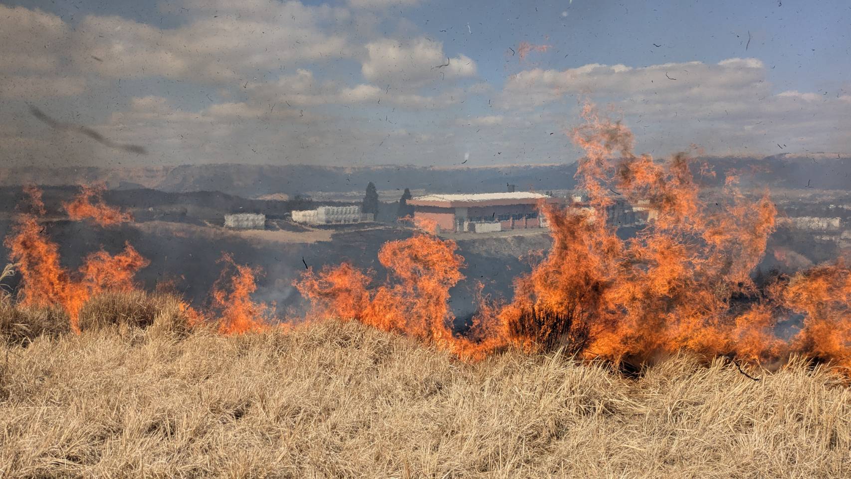 春の阿蘇の風物詩、野焼きが始まっています。 Noyaki, the